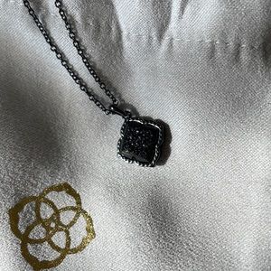 KENDRA SCOTT Mallory Pendent Necklace, Black